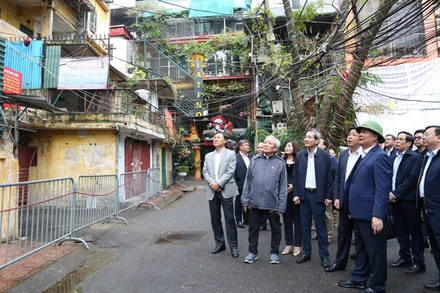 Đồng chí Đinh Tiến Dũng kiểm tra hiện trạng đơn nguyên 3, nhà C8 khu tập thể Giảng Võ, quận Ba Đình. 