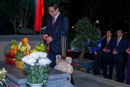 Trước giờ lễ kỷ niệm, Thủ tướng Phạm Minh Chính và các đồng chí lãnh đạo thắp nến tri ân tại phần mộ Tổng Bí thư Lê Hồng Phong. (Ảnh: VŨ TÂN)