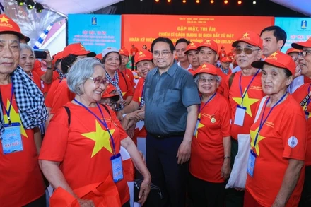 Thủ tướng Phạm Minh Chính cùng các đại biểu tham dự buổi gặp mặt. (Ảnh: NHẬT BẮC/VGP)