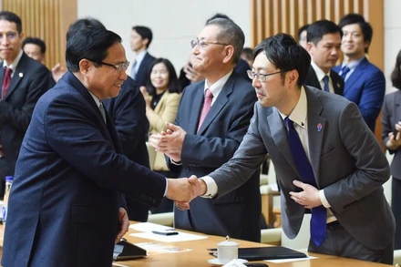 Thủ tướng Phạm Minh Chính bắt tay lãnh đạo các tập đoàn hàng đầu của Nhật Bản tham dự Tọa đàm (Ảnh: TRẦN HẢI). 