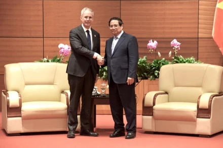 Thủ tướng Chính phủ Phạm Minh Chính và ông Scott Morris, Phó Chủ tịch Ngân hàng Phát triển châu Á (ADB) - Ảnh: TRẦN HẢI