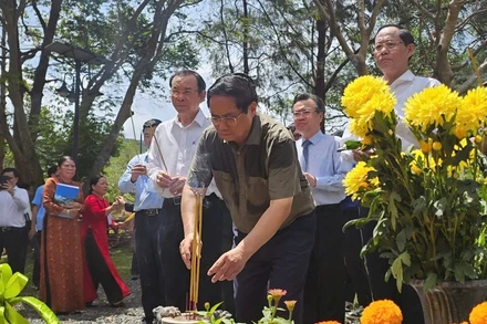 Thủ tướng Phạm Minh Chính dâng hương tại phần mộ Tổng Bí thư Lê Hồng Phong tại Nghĩa trang Hàng Dương. (Ảnh: VŨ TÂN)