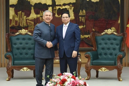 Thủ tướng Phạm Minh Chính và Người đứng đầu Cộng hòa Tatarstan, Liên bang Nga R.N. Minnikhanov. (Ảnh: TRẦN HẢI)