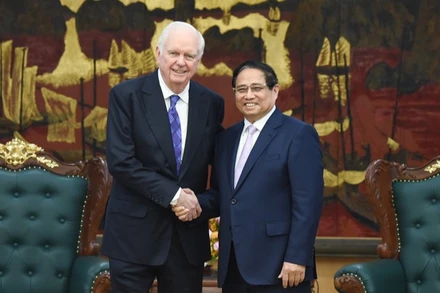 Thủ tướng Chính phủ Phạm Minh Chính và ông Thomas J. Vallely, Cố vấn Cấp cao về Việt Nam tại Viện Đông Nam Á của Đại học Columbia (Hoa Kỳ). (Ảnh: TRẦN HẢI)