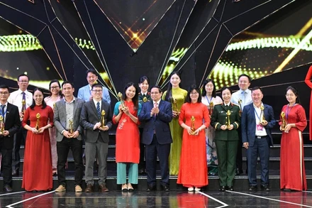 Thủ tướng Phạm Minh Chính vinh danh các tác phẩm đạt Giải Vàng của Liên hoan Truyền hình toàn quốc lần thứ 42. (Ảnh: THANH GIANG)