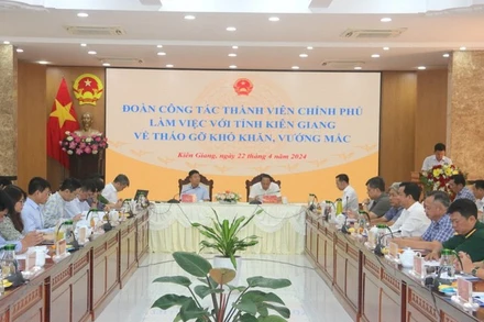 Đoàn Công tác Thành viên Chính phủ do Bộ trưởng Tư pháp Lê Thành Long làm Trưởng đoàn làm việc với UBND tỉnh Kiên Giang về tình hình sản xuất kinh doanh, đầu tư công, xây dựng hạ tầng và xuất nhập khẩu trên địa bàn tỉnh, ngày 22/4/2024. (Ảnh: VGP)