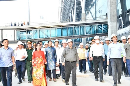 Thủ tướng Phạm Minh Chính kiểm tra công trường xây dựng Nhà ga hành khách T3 Cảng hàng không quốc tế Tân Sơn Nhất. (Ảnh: THANH GIANG)