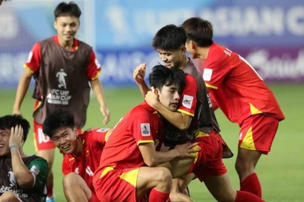 Đội tuyển bóng đá U17 Việt Nam vui mừng gỡ hoà trước đội U17 Nhật Bản. (Ảnh: VFF)