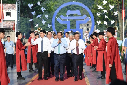 Thủ tướng Phạm Minh Chính và các đồng chí lãnh đạo Đảng, Nhà nước, thành phố Hà Nội tới dự chương trình “Ngày hội Văn hóa vì hòa bình”. (Ảnh: Trần Hải)