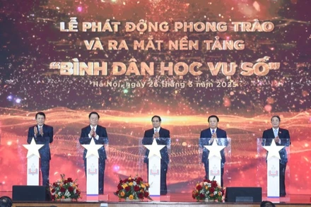 Thủ tướng Phạm Minh Chính thực hiện nghi thức phát động phong trào và ra mắt nền tảng "Bình dân học vụ số". (Ảnh: TRẦN HẢI)