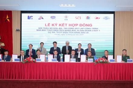 Quang cảnh lễ ký kết hợp đồng. (Ảnh: EVN) 