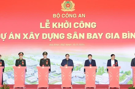 Thủ tướng Phạm Minh Chính và các đồng chí lãnh đạo thực hiện nghi thức khởi công Dự án xây dựng Sân bay Gia Bình. (Ảnh: Trần Hải)