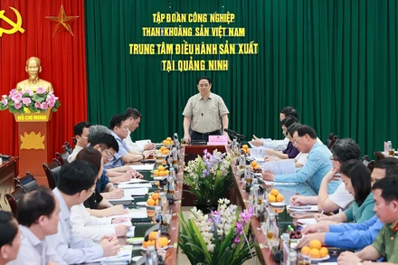 Thủ tướng Phạm Minh Chính chủ trì buổi làm việc với các bộ, ngành, tỉnh Quảng Ninh, Tập đoàn Điện lực Việt Nam, Tập đoàn Công nghiệp Than-Khoáng sản Việt Nam, Tổng công ty Đông Bắc về tình hình sản xuất, cung ứng điện và khai thác, cung ứng than cho sản xuất điện. (Ảnh: Dương Giang)