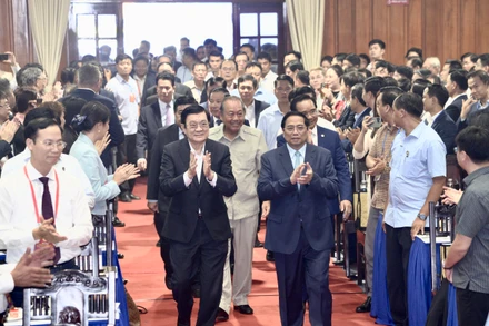 Thủ tướng Phạm Minh Chính và các đại biểu dự Hội nghị Công bố quy hoạch và xúc tiến đầu tư tỉnh Long An. (Ảnh: Thanh Giang)