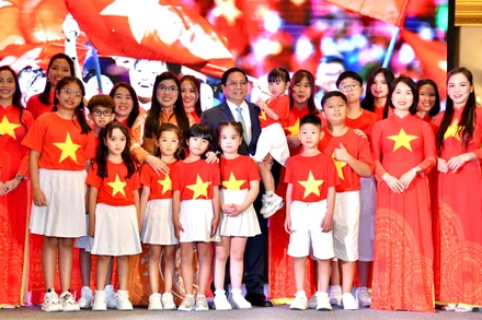 Thủ tướng Phạm Minh Chính và Phu nhân với các cháu sinh viên, học sinh tham gia biểu diễn văn nghệ (Ảnh: Thanh Giang). 