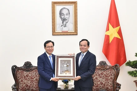 Phó Thủ tướng Trần Lưu Quang và Tổng Giám đốc Tổ hợp Samsung Việt Nam Choi Joo Ho. (Ảnh: VGP)