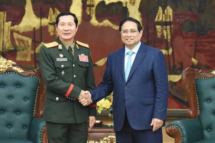 Thủ tướng Chính phủ Phạm Minh Chính và Trung tướng Saichay Kommasith, Thứ trưởng Quốc phòng, Tổng Tham mưu trưởng Quân đội nhân dân Lào (Ảnh: TRẦN HẢI).