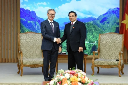 Thủ tướng Phạm Minh Chính và Bộ trưởng Ngoại giao Lào Thongsavanh Phomvihane (Ảnh: TRẦN HẢI).