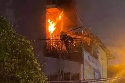 Cảnh sát cố gắng tiếp cận hiện trường để giải cứu những người còn mắc kẹt. (Ảnh: VGP)