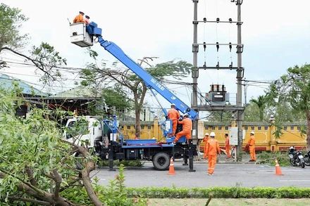 Khôi phục lưới điện sau bão số 3 (Ảnh: EVN).