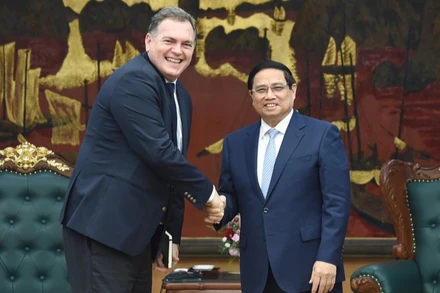 Thủ tướng Phạm Minh Chính và ông Philippe Tabarot, Bộ trưởng Phụ trách giao thông Cộng hòa Pháp. (Ảnh: TRẦN HẢI)