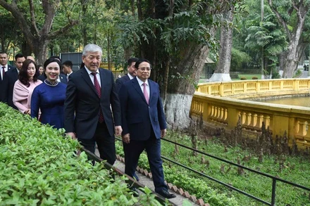 Thủ tướng Phạm Minh Chính và Thủ tướng Kyrgyzstan Adylbek Kasymaliev thăm Nhà sàn Bác Hồ trong Khu Di tích Phủ Chủ tịch. (Ảnh: TRẦN HẢI)