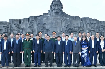 Thủ tướng Phạm Minh Chính, Đoàn công tác và lãnh đạo tỉnh Quảng Nam tại Tượng đài Mẹ Việt Nam Anh hùng ở thành phố Tam Kỳ. (Ảnh: THANH GIANG)