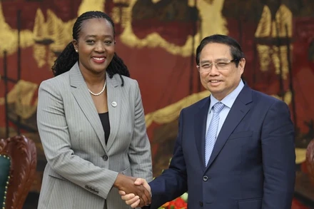 Thủ tướng Phạm Minh Chính và Bộ trưởng Quốc phòng Kenya Soipan Tuya (Ảnh: TRẦN HẢI).