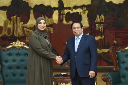 Thủ tướng Phạm Minh Chính và Bộ trưởng Biến đổi khí hậu và Môi trường UAE Amna bint Abdullah Al Dahak (Ảnh: TRẦN HẢI).