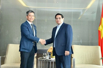 Thủ tướng Phạm Minh Chính và ông Kulachet Dharachandra, Tổng Giám đốc Công ty TNHH Hóa dầu Long Sơn (LSP) .(Ảnh: THANH GIANG)