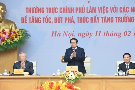 Thủ tướng Phạm Minh Chính chủ trì Hội nghị Thường trực Chính phủ làm việc với các ngân hàng thương mại (Ảnh: TRẦN HẢI). 
