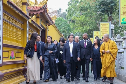 Thủ tướng Phạm Minh Chính giới thiệu với Thủ tướng Ethiopia và Phu nhân về chùa Trấn Quốc. (Ảnh: VGP/Nhật Bắc)