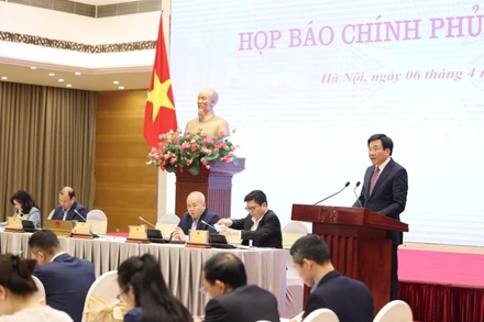 Bộ trưởng, Chủ nhiệm Văn phòng Chính phủ Trần Văn Sơn chủ trì họp báo Chính phủ thường kỳ tháng 3. (Ảnh: VGP).