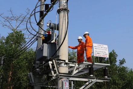 Công nhân Tổng Công ty Điện lực miền Bắc tăng cường kiểm tra hệ thống trạm biến áp, duy trì việc cấp điện an toàn, ổn định cho khách hàng. (Ảnh: EVNNPC)