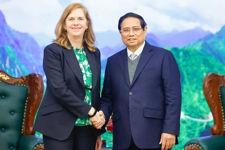 Thủ tướng Phạm Minh Chính và bà Lynn Maxwell, Tổng Giám đốc Thương mại toàn cầu của S&P Global Ratings. (Ảnh: TRẦN HẢI)