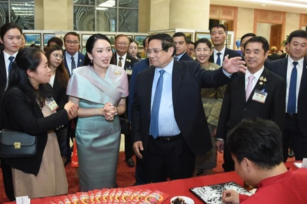 Thủ tướng Phạm Minh Chính cùng Thủ tướng Thái Lan Paetongtarn Shinawatra tham quan triển lãm các sản phẩm thủ công mỹ nghệ đặc sắc của Việt Nam. (Ảnh: TRẦN HẢI) 