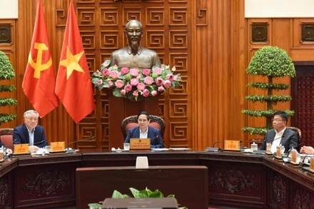 Thủ tướng Phạm Minh Chính chủ trì cuộc họp của Thường trực Chính phủ với các bộ, ngành, cơ quan, đơn vị liên quan (Ảnh: TRẦN HẢI). 