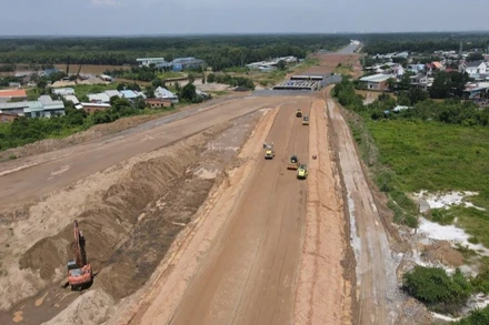 Thủ tướng Chính phủ yêu cầu đẩy nhanh tiến độ công tác giải phóng mặt bằng, khai thác vật liệu xây dựng cho các dự án để hoàn thành 3.000km đường bộ cao tốc trong năm 2025. (Ảnh: VGP)