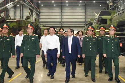 Thủ tướng Phạm Minh Chính thị sát một số sản phẩm công nghiệp quốc phòng do Tập đoàn Viettel nghiên cứu, chế tạo. (Ảnh: TRẦN HẢI)