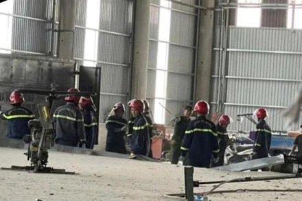 Lực lượng chức năng tỉnh Bình Dương thực hiện các biện pháp tìm kiếm người gặp nạn. (Ảnh: VGP)