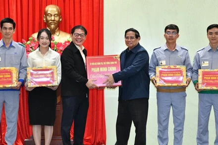 Thủ tướng Phạm Minh Chính tặng quà động ngũ người lao động của Tập đoàn THACO.
