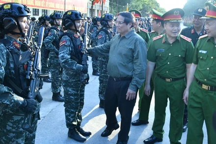 Thủ tướng Phạm Minh Chính thăm hỏi, động viên các lực lượng Công an nhân dân tham gia hợp luyện phục vụ Lễ diễu binh, diễu hành kỷ niệm 50 năm Giải phóng miền nam, thống nhất đất nước (Ảnh: THANH GIANG). 