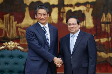 Thủ tướng Phạm Minh Chính và Đại sứ Nhật Bản tại Việt Nam Ito Naoki. (Ảnh: TRẦN HẢI)