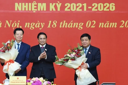 Thủ tướng Phạm Minh Chính tặng hoa chúc mừng 2 Phó Thủ tướng Chính phủ Nguyễn Chí Dũng và Mai Văn Chính vừa được phê chuẩn bổ nhiệm. (Ảnh: TRẦN HẢI)