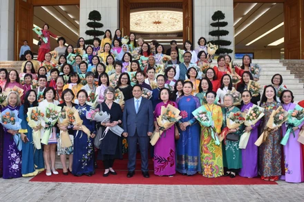 Thủ tướng Phạm Minh Chính và các đại biểu Hội nghị Mạng lưới các nhà khoa học nữ và kỹ sư nữ khu vực châu Á-Thái Bình Dương APNN 2024. (Ảnh: TRẦN HẢI)
