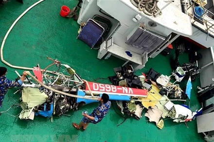 Một phần xác chiếc trực thăng Bell 505 số hiệu VN-8650 được trục vớt.