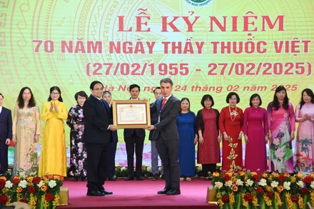 Thủ tướng Phạm Minh Chính trao danh hiệu "Thầy thuốc Ưu tú" cho 25 cá nhân của Bệnh viện Bạch Mai. (Ảnh: TRẦN HẢI)