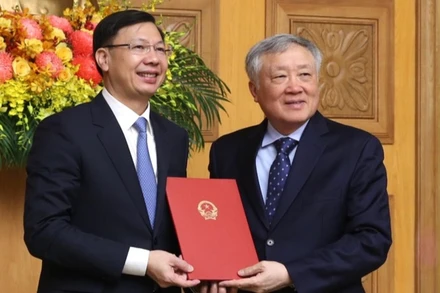 Phó Thủ tướng Thường trực Chính phủ Nguyễn Hòa Bình trao Quyết định bổ nhiệm chức vụ Phó Chủ nhiệm Văn phòng Chính phủ cho ông Phạm Mạnh Cường. (Ảnh: VGP/Nguyễn Hoàng)