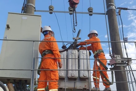 Kiểm tra thiết bị máy biến áp, bảo đảm cấp điện an toàn, ổn định và liên tục dịp Tết Nguyên đán Giáp Thìn 2024.