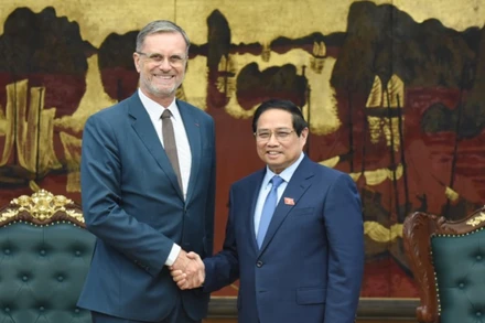 Thủ tướng Chính phủ Phạm Minh Chính và Đại sứ Cộng hòa Pháp tại Việt Nam Olivier Brochet. (Ảnh: TRẦN HẢI)